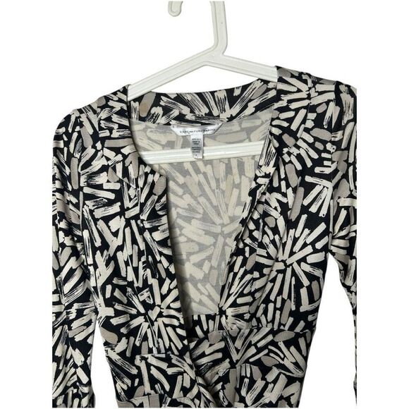 Diane Von Fursteberg Black Cream All OVer Print Silk Wrap Mini Dress Size 2 - Picture 6 of 14